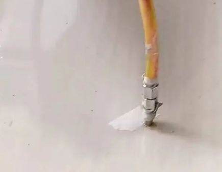 集宁瓷砖空鼓维修公司专业解答在瓷砖铺贴过程中，如果使用的砂料过粗（如全部使用了粗砂），可能会导致以下问题